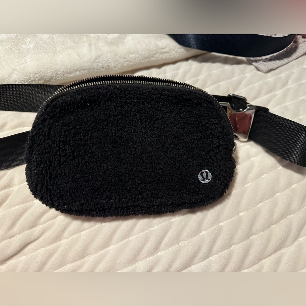 Lululemon Sherpa belt bag - Picture 2 of 5